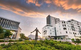 Axis Luxury Apartments By Century City Hotels
